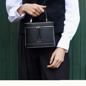 Paris/64 oval pill bag black